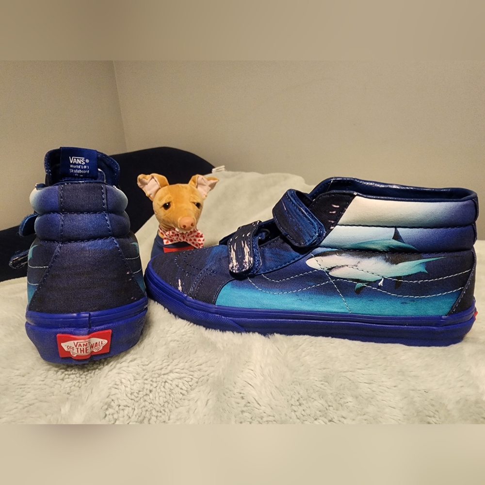 Vans Shark Week kids Velcro skate shoe. New w/ tag, size 6 big kids, 5uk, 38eu